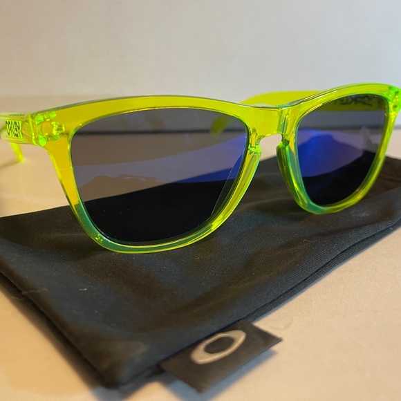 Oakley Other - Oakley Frogskins Rare Acid Green Sapphire Lenses Sunglasses